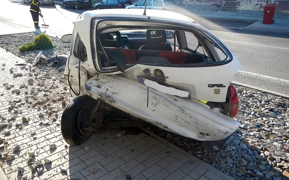 Do zaparkovaného Opelu Corsa narazil Volkswagen Passat