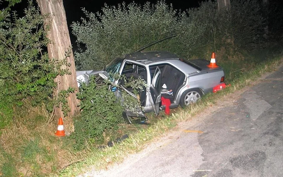 Náraz mercedesu do stromu u Vidova
