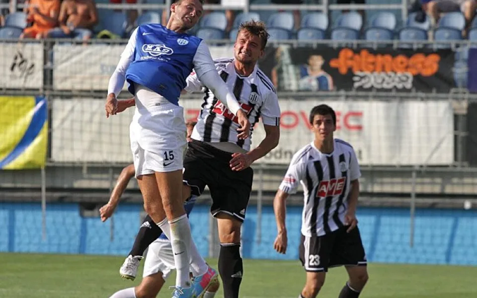 Penaltu proti Hradci Králové proměnil Filip Rýdel (vpravo při souboji s Preslem z Táborska)