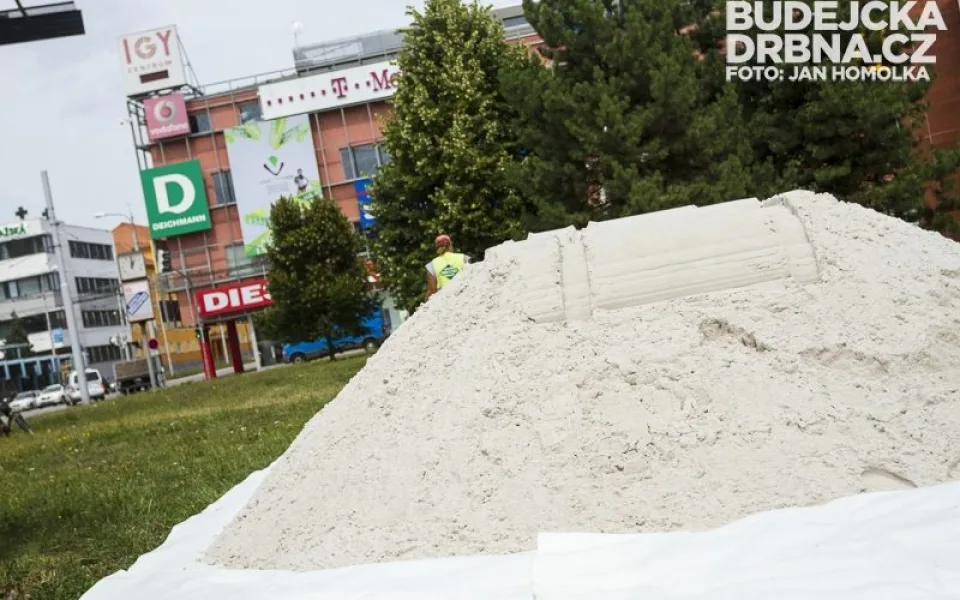 Příprava beachvolejbalových kurtů před IGY Centrem