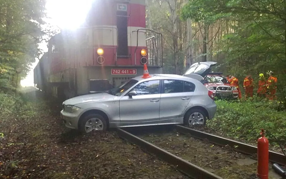 Srážka manipulačního vlaku s BMW u Vrábče