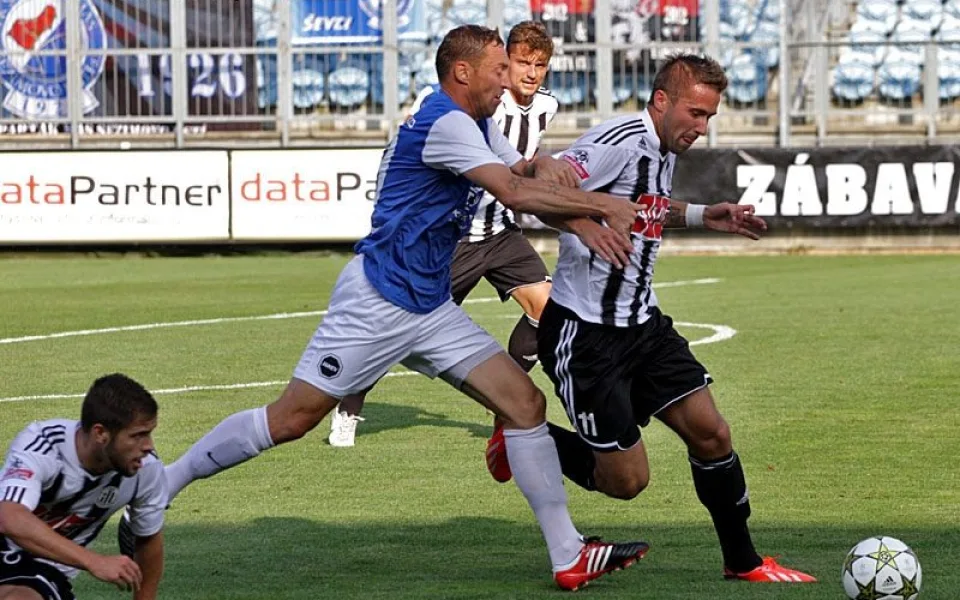 Dynamo usilovalo o snajpra Jana Šimáka z Táborska (uprostřed), klub ale šikovného fotbalistu neuvolnil