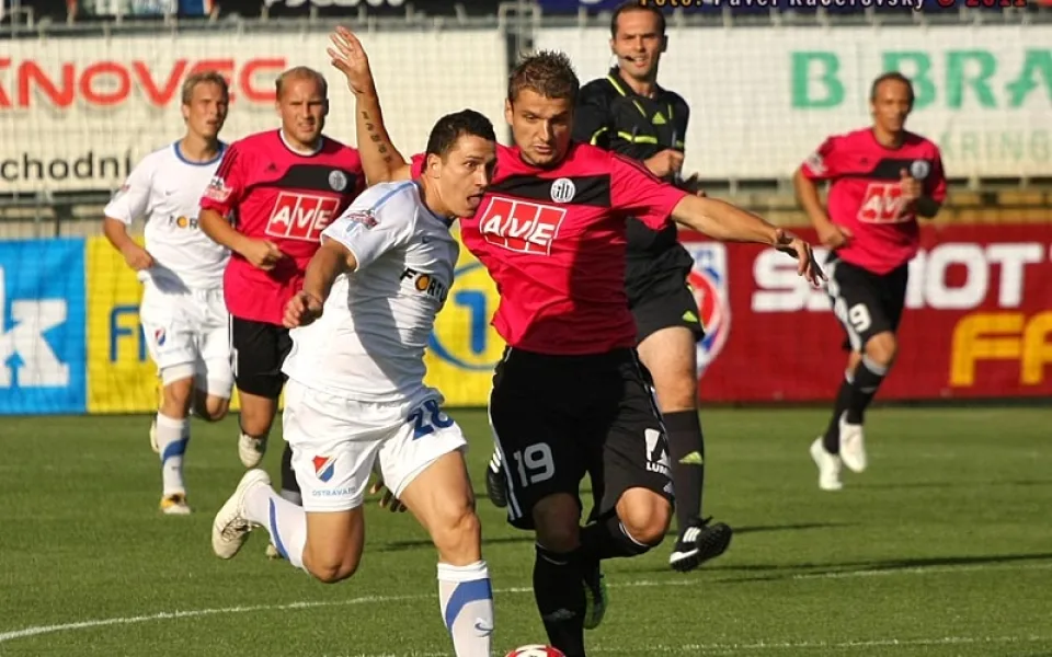 Záložník Dynama Filip Rýdel (vpravo) v souboji s Pavolem Poliačkem, který v roce 2011 hrál za Baník Ostrava