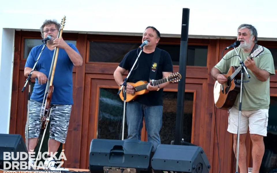 Koncert skupiny Hop Trop na pivovarském dvoře 1. českobudějovického minipivovaru Kněžínek