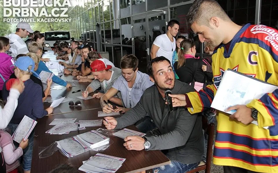 Aleš Kotalík u mikrofonu Milana Džuby při autogramiádě před startem sezony