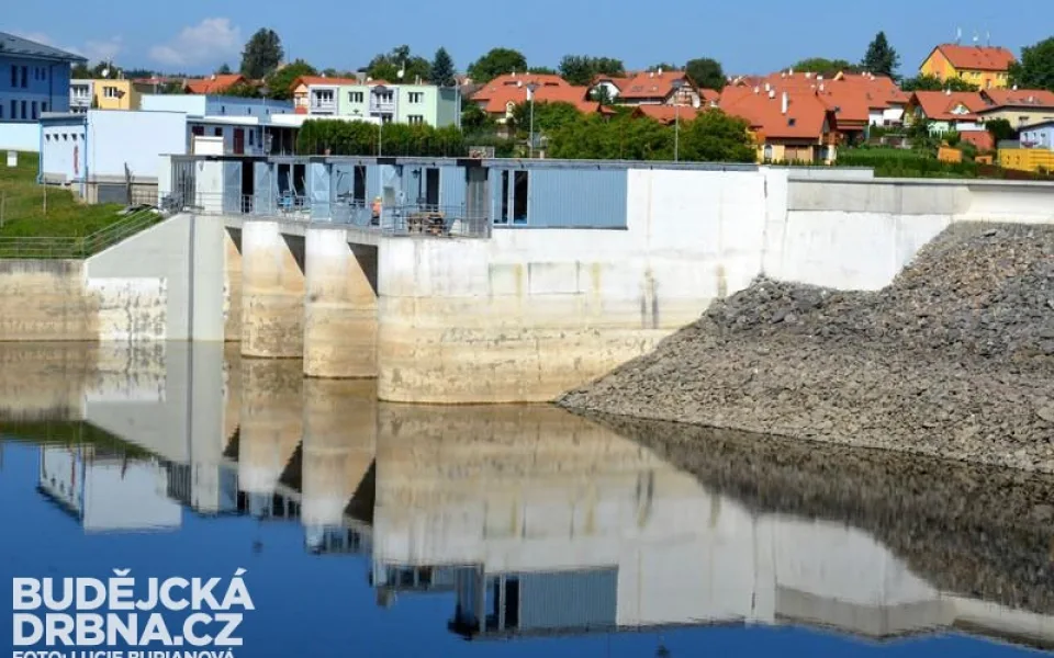 Horní výpusti hráze římovské přehrady