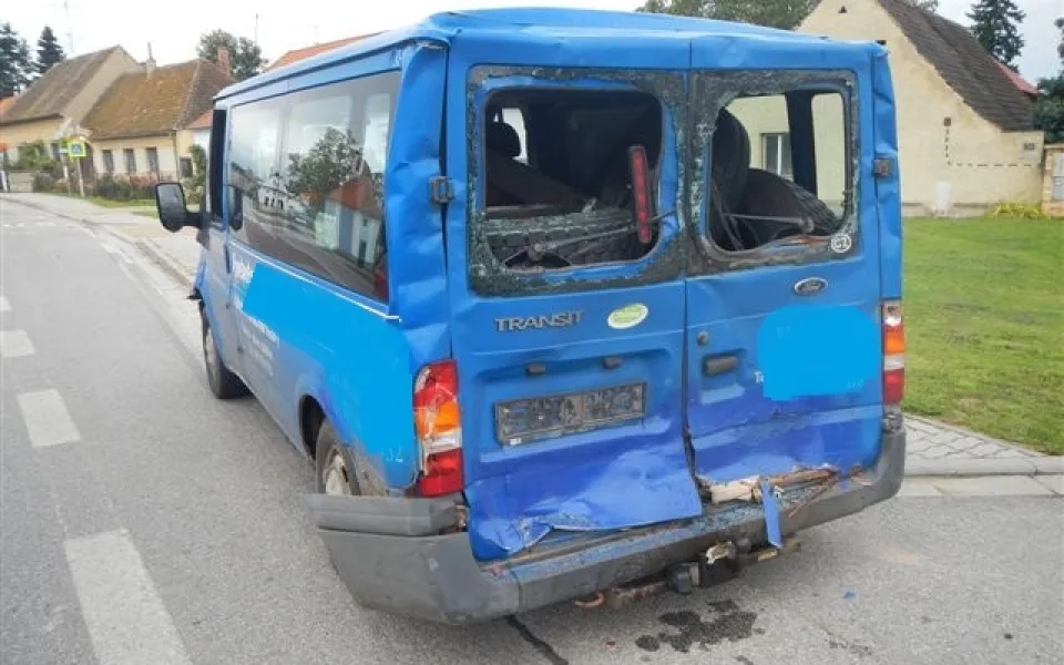 Ford Transit po nárazu kamionu
