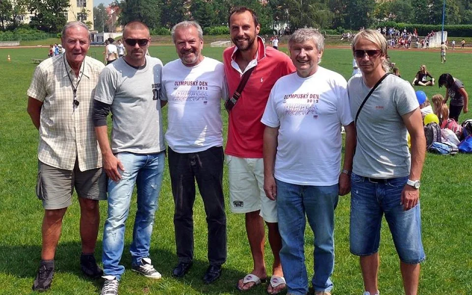 Pepík Němec (vlevo) ve vybrané společnosti sportovců