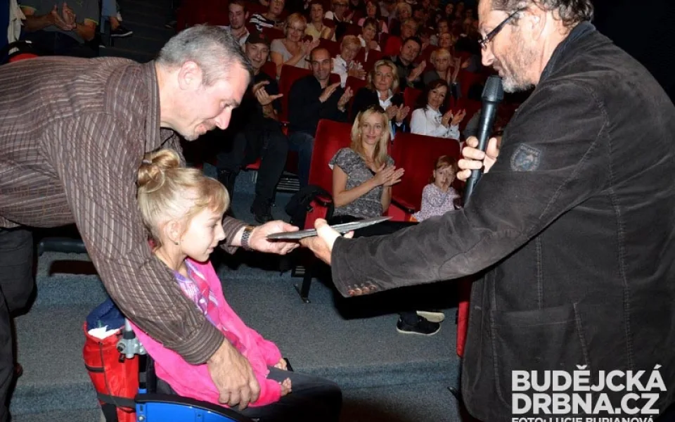 Steve Lichtag předává cenu Barunce Sedláčkové
