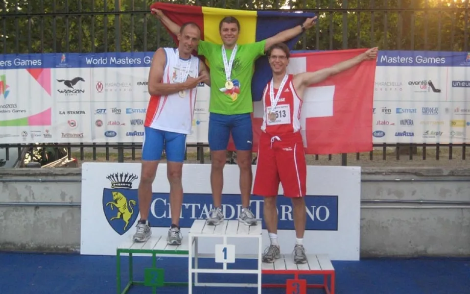 Dálkař Tomáš Železný (vlevo) získal na olympiádě veteránů stříbro