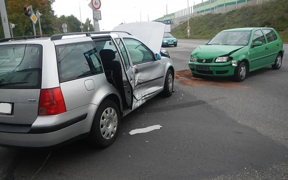 Srážka dvou volkswagenů na křižovatce Pekárenské a Nádražní