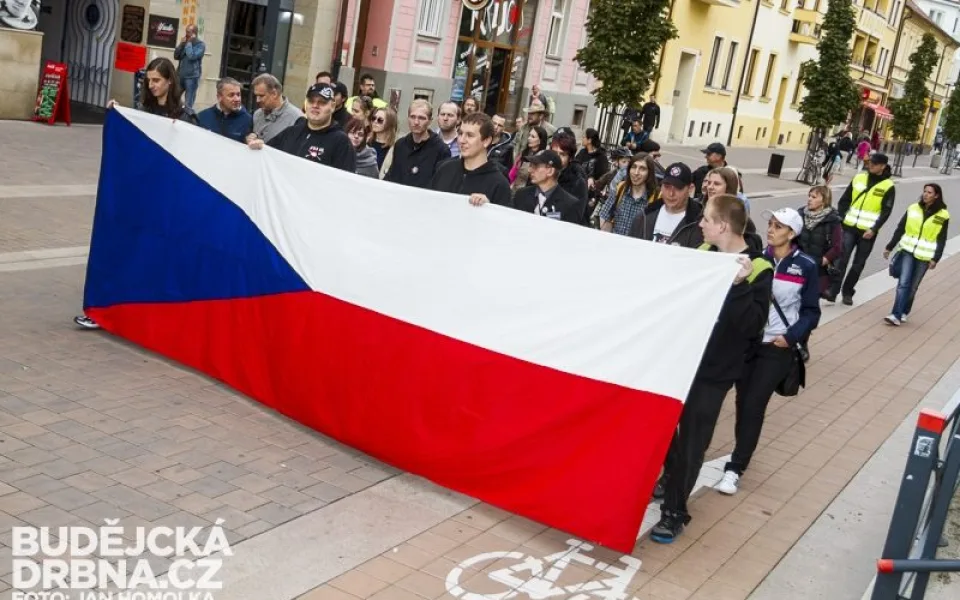 Ulicemi Budějc prošel další protestní pochod