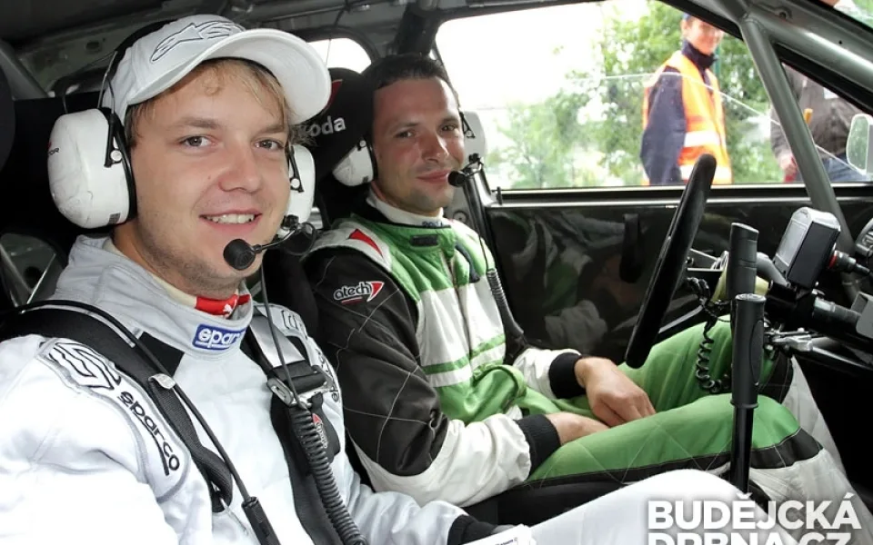 Jan Jinderle junior (vlevo) po boku pilota Jiřího Máši