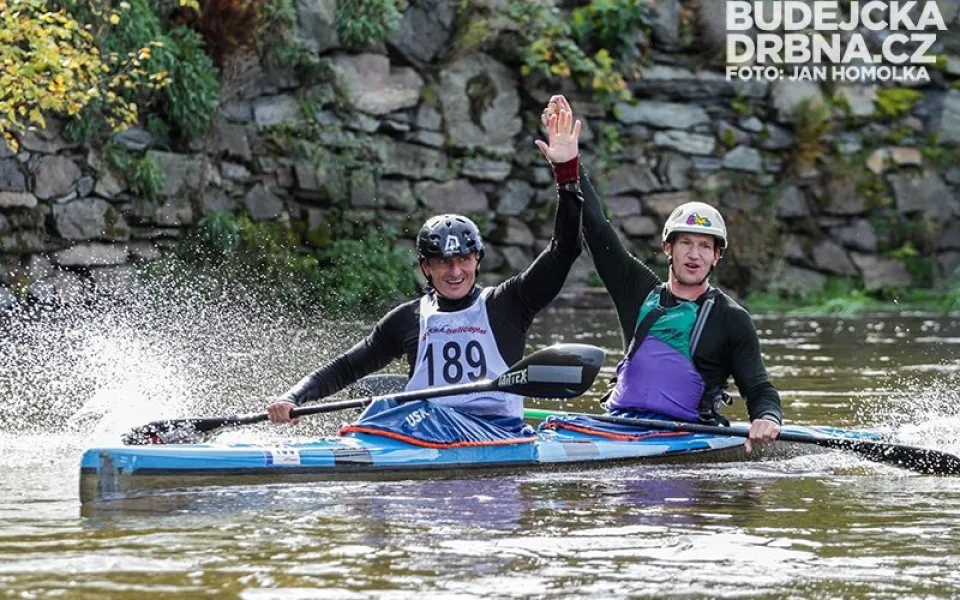 Tomáš Ježek a Petr Mojžíšek v cíli loňského ročníku Krumlovského vodáckého maratonu