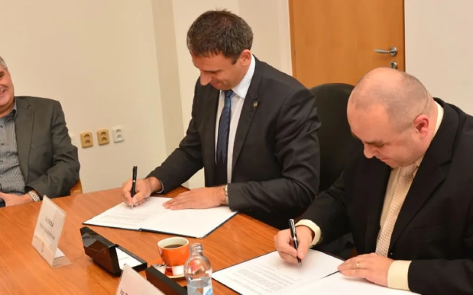 Rektor VŠTE Marek Vochozka a hejtman Jihočeského kraje podepisují Memorandum o spolupráci a podpoře technických oborů na VŠTE v Českých Budějovicích