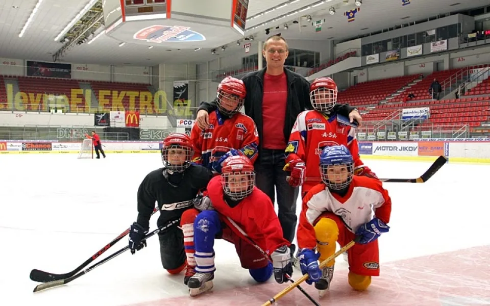 Mladí budějčtí hokejisté s manažerem Alešem Krátoškou