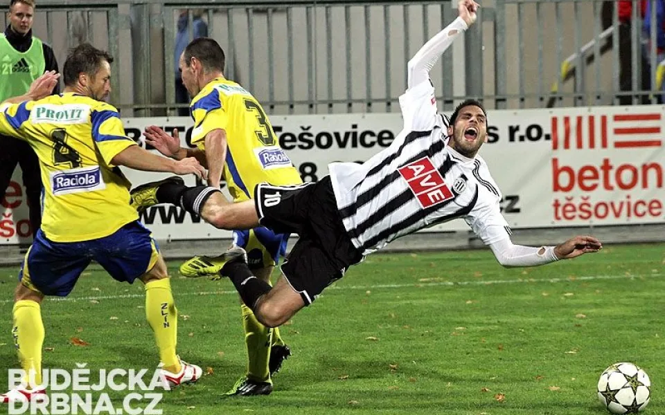 Michal Klesa bráněný Hruškou a Hubáčkem (zprava) se postaral o druhou branku Jihočechů