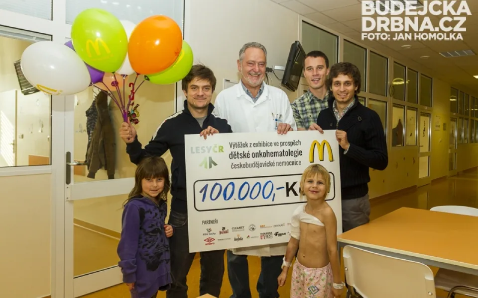 Výtěžek z charitativní fotbalové exhibice dostalo onkohematologické oddělení budějcké nemocnice
