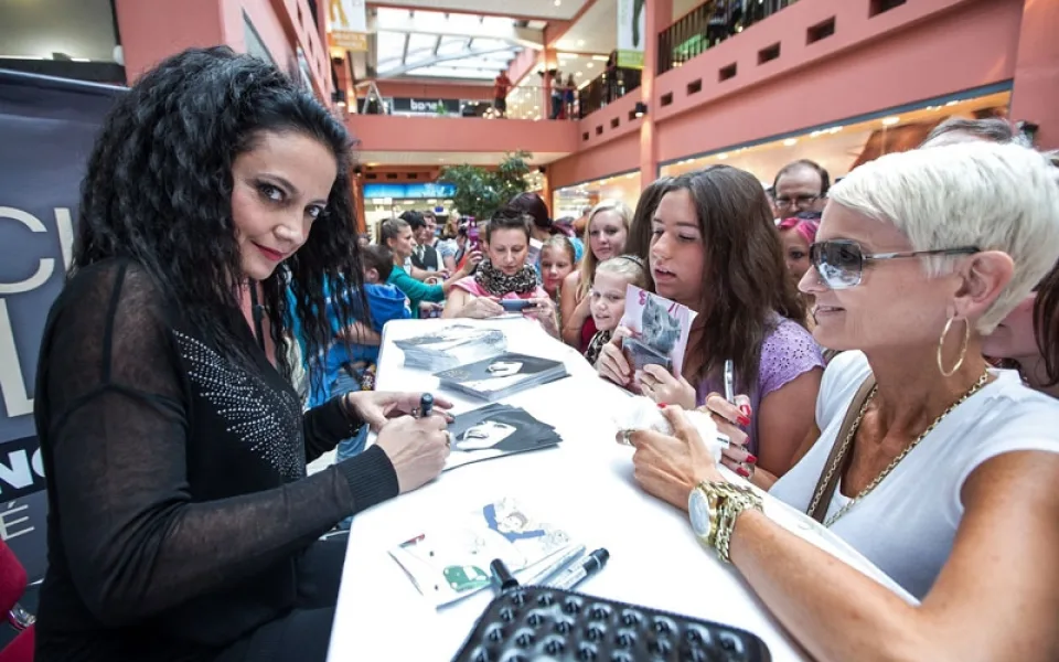 Lucie Bílá při autogramiádě v budějckém IGY Centru