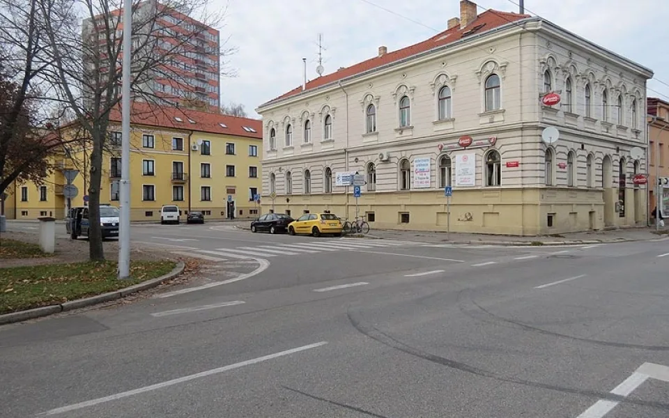 Nehoda se stala na přechodu pro chodce vedle Restaurace U Kanonu