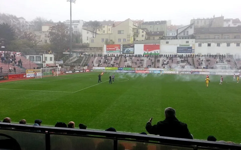 Fanoušci Dynama pobíhající na trávníku Viktorie Žižkov