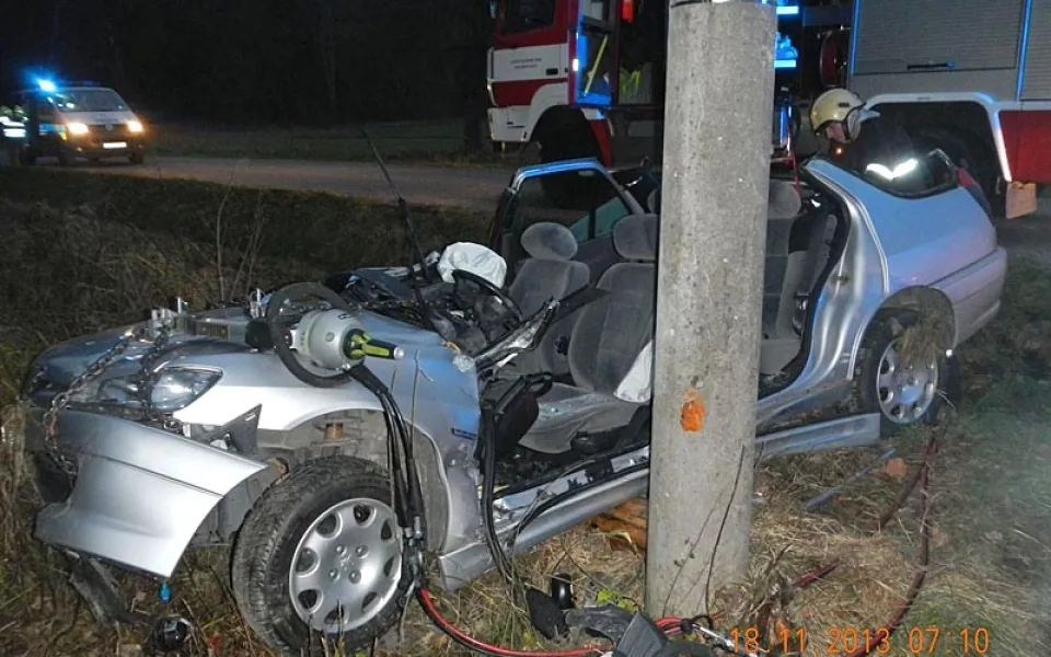 Zdemolovaný Peugeot 306 po ranní nehodě nedaleko Týna nad Vltavou