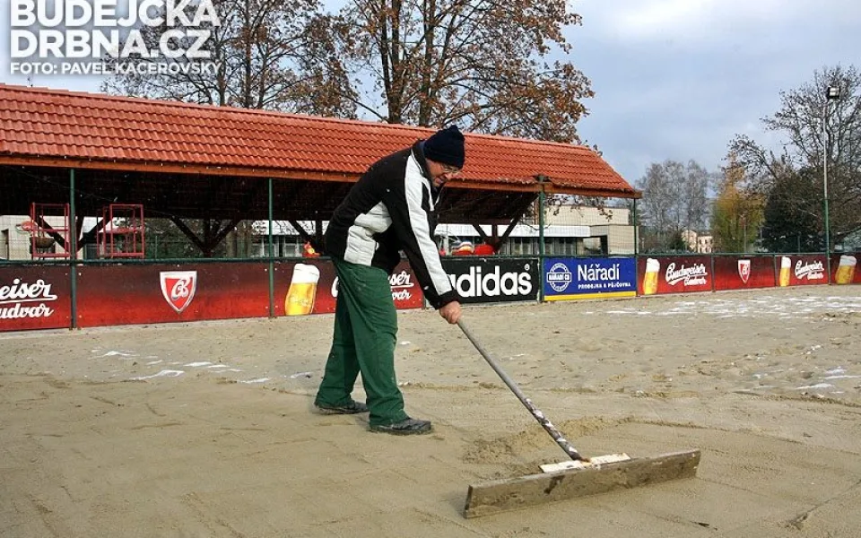 Zaměstnanec Beach klubu České Budějovice připravuje kurty, na kterých vznikne kluziště