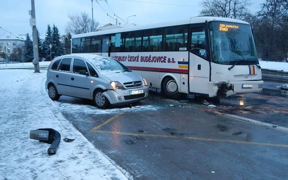 Srážka autobusu, trolejbusu a osobního automobilu na Lidické