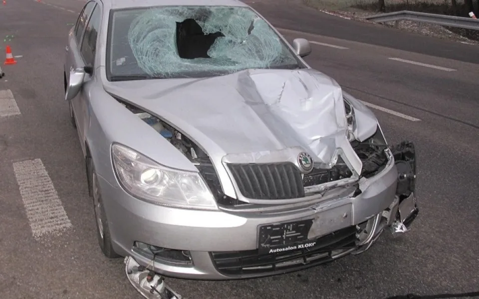 Škoda Octavia po střetu s mladíkem