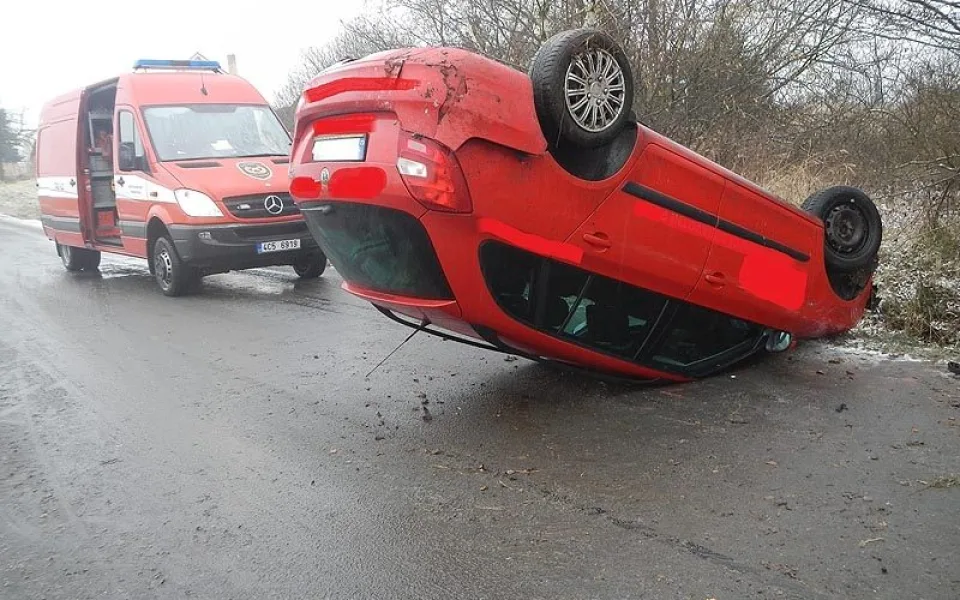 Škoda Fabia Combi skončila u Olešníku na střeše