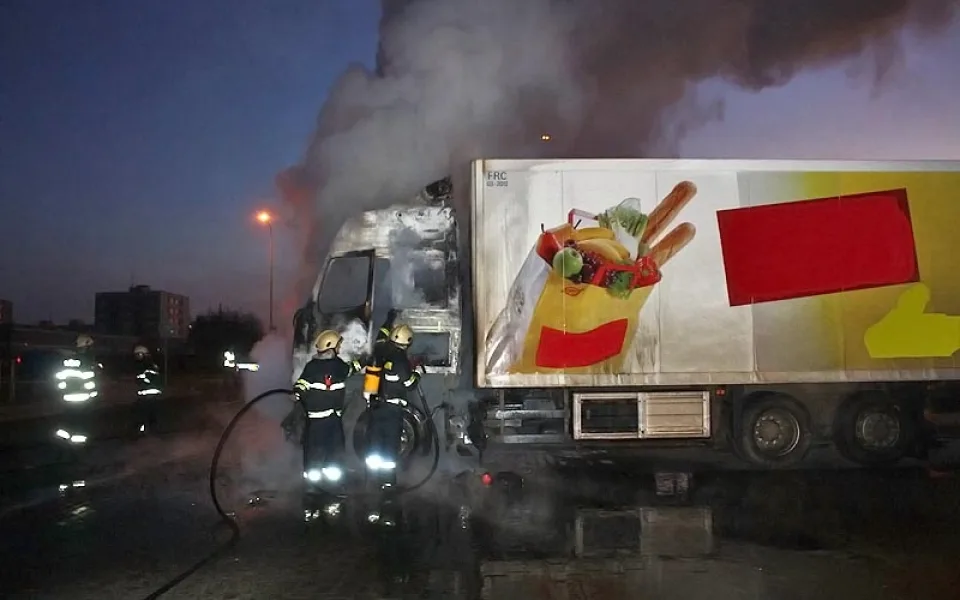 Požár kamionu v Dubenské ulici