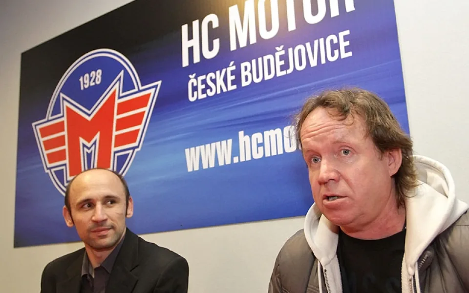 Nový trenér Motoru Petr Rosol (vpravo) jen pár hodin po podpisu kontraktu v Českých Budějovicích