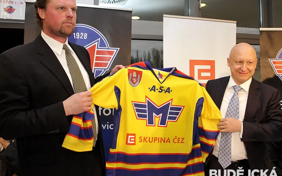 Prezident Motoru Roman Turek a generální ředitel Skupiny ČEZ Daniel Beneš představují nový dres