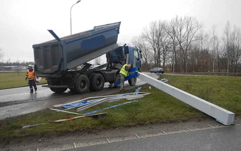 Nákladní automobil zničil dopravní návěst na kruhovém objezdu na Okružní ulici