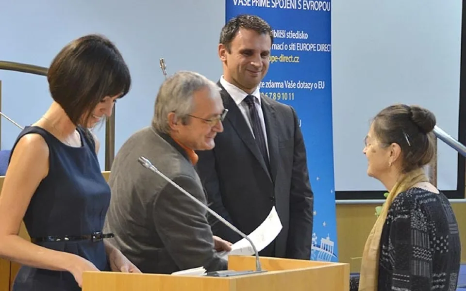 Hejtman Jiří Zimola a krajský radní pro školství Tomeš Vytiska předávají certifikát absolventům jazykových kurzů - angličtina pro seniory