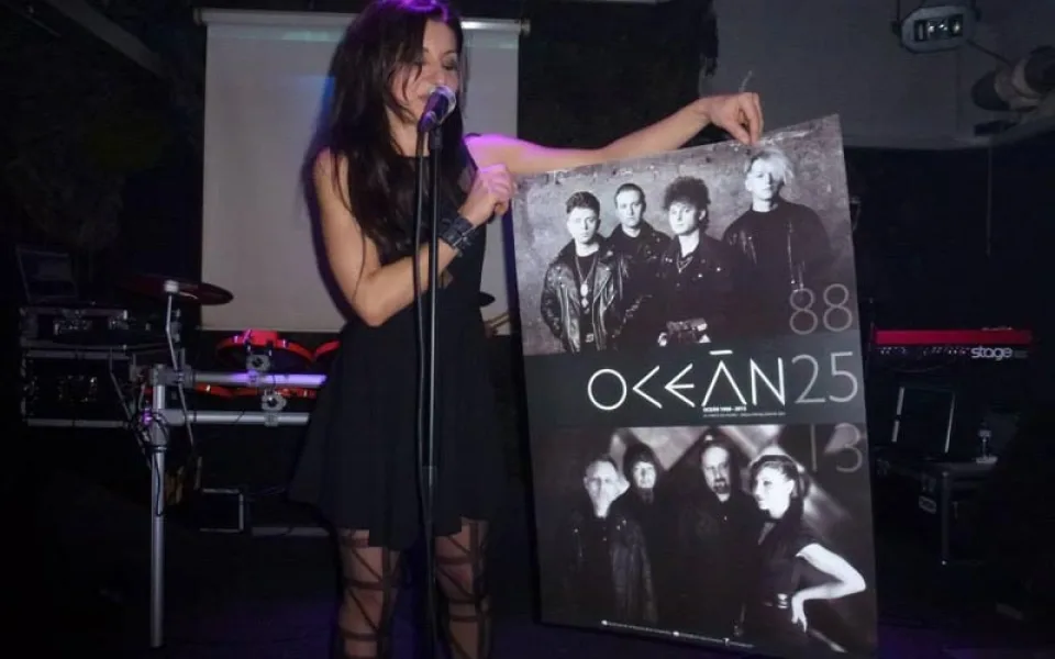 Zpěvačka Jitka Charvátová při křtu speciálního plakátu k výročí 25 let od vydání singlu Ráchel Dávná zem