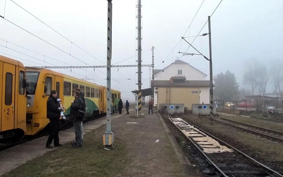 Vlakové nádraží v Číčenicích