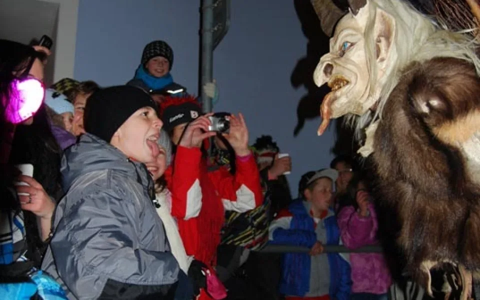 Děti krampusy doslova provokovaly