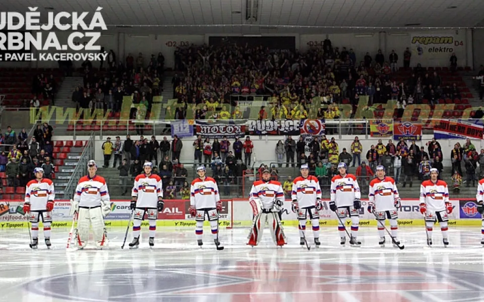 Motor nastoupil v retro dresech mužstva AC Stadion České Budějovice