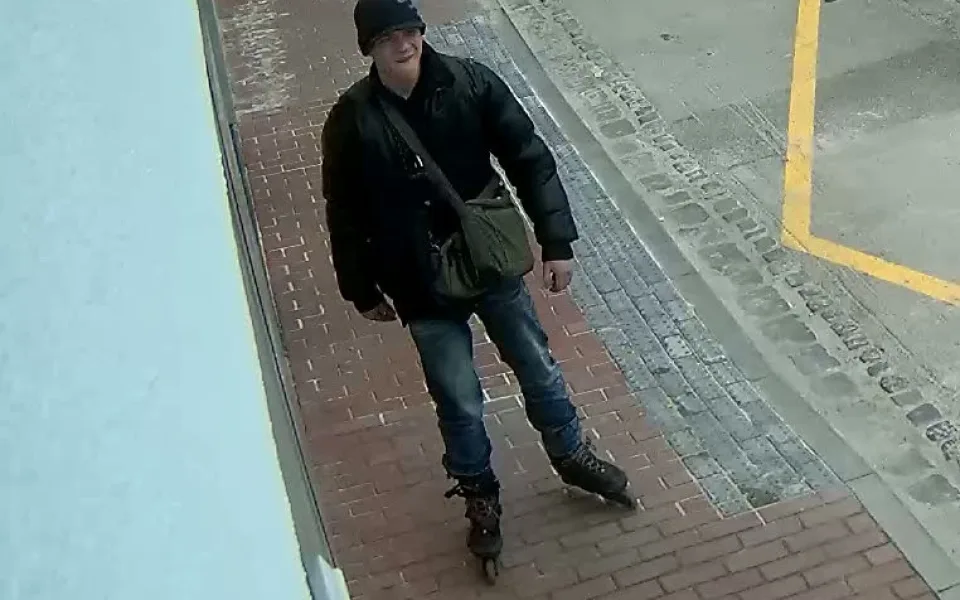 Mladík, který z auta našeho čtenáře ukradl pracovní nářadí