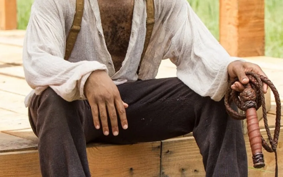 Chiwetel Ejiofor jako Solomon Northupa ve filmu 12 let v řetězech