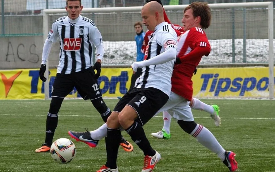 Pavel Hašek při utkání se Žižkovem