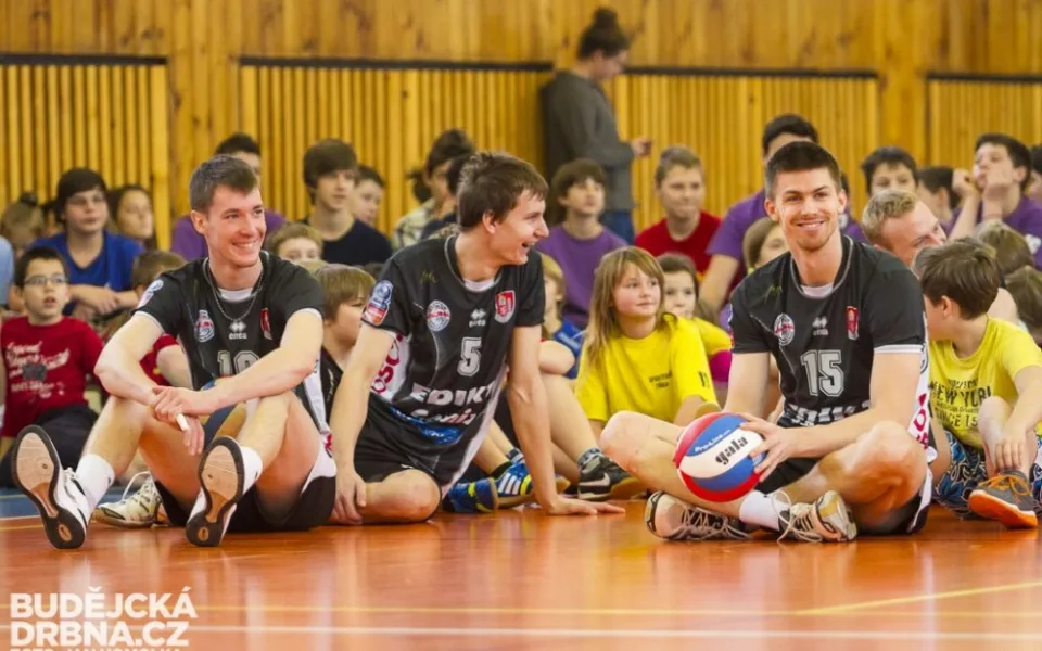 Nadšení školáci z Oskarky si zatrénovali s volejbalisty Jihostroje