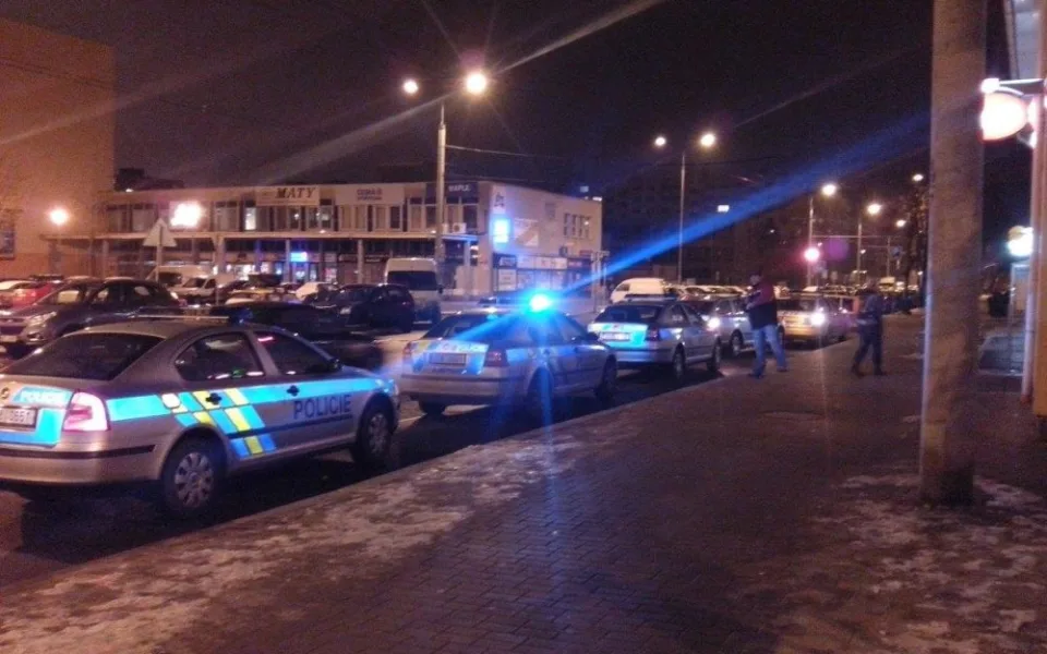 Policejní vozy před Bowlingem Jiskra