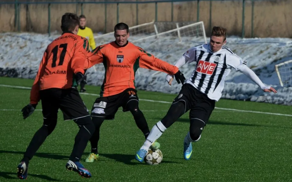 Zdeněk Linhart (vpravo) při utkání s Vlašimí