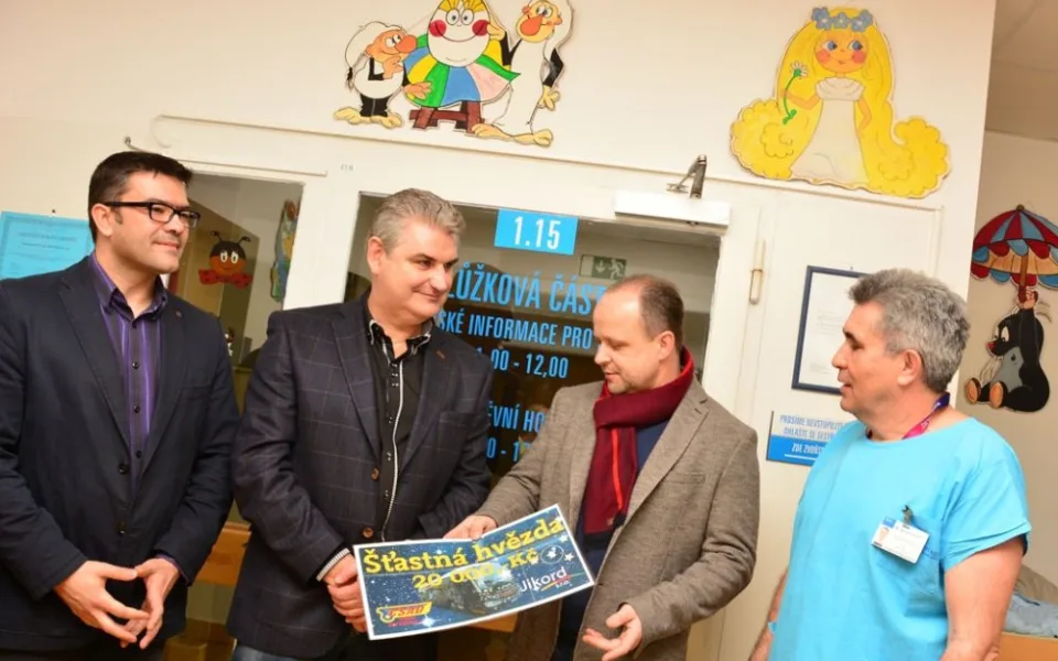 Předání šeku na 20 tisíc korun v rámci projektu Šťastná hvězda