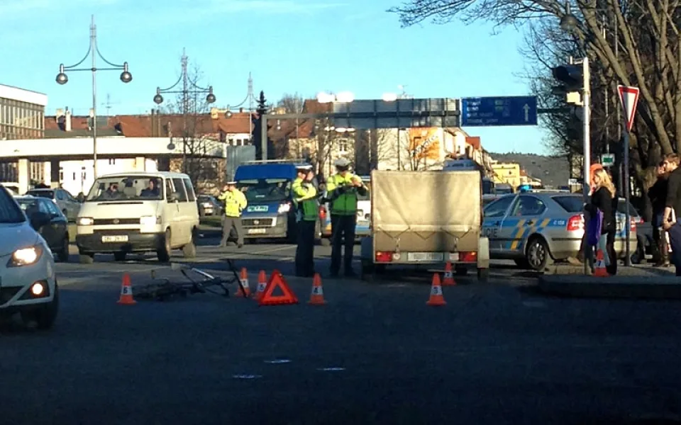 Na Mánesově ulici došlo ke srážce cyklisty s osobním automobilem