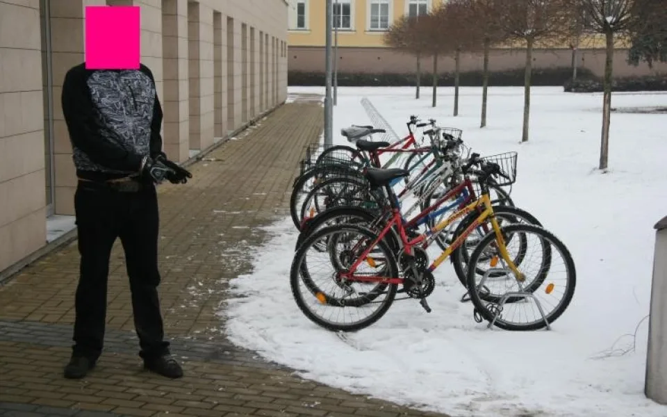 Zloděj kol na jednom z míst činu - před terminálem budějcké nemocnice