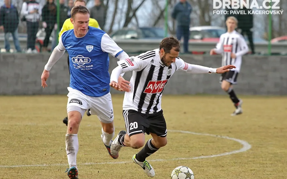 Marián Štrbák zastavuje kapitána Dynama Ondřeje Herzána
