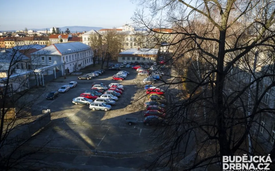 Žižkova kasárna nově patří městu České Budějovice